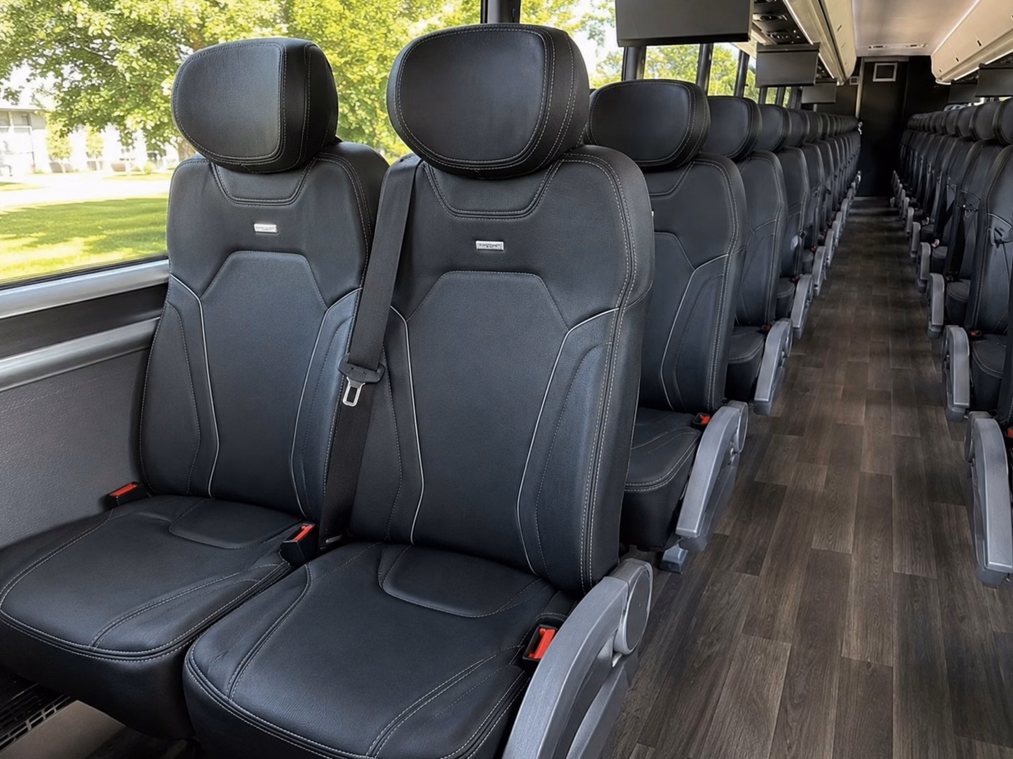 shuttle your wedding guests between lincoln hotels and your venue